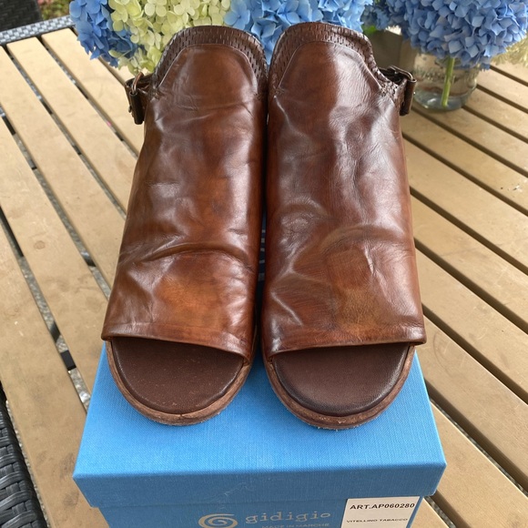 Gidigio Rustic Leather Heeled Sandal - Picture 4 of 9